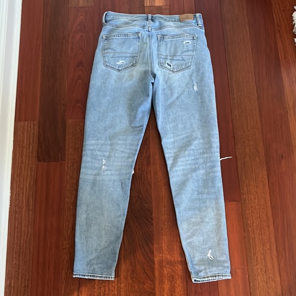 American eagle high rise light wash mom jeans - Picture 2 of 2
